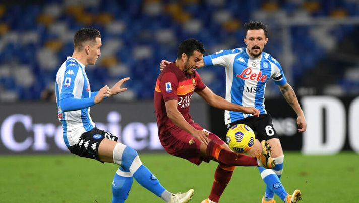 NAPLES, ITALY - NOVEMBER 29: Pedro of Roma is challenged by Piotr Zielinski and Mario Rui of SSC Napoli during the Serie A match between SSC Napoli and AS Roma at Stadio San Paolo on November 29, 2020 in Naples, Italy. Sporting stadiums around Italy remain under strict restrictions due to the Coronavirus Pandemic as Government social distancing laws prohibit fans inside venues resulting in games being played behind closed doors. (Photo by Francesco Pecoraro/Getty Images) Napoli, la scelta a sorpresa per due giocatori: potete svincolarli all’asta se in entrata… - immagine 1