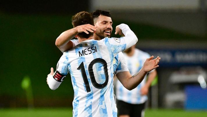 Getty Images Aguero, addio al calcio. Messi: “Fa male saperlo. Mi mancherai. In pratica…” - immagine 1