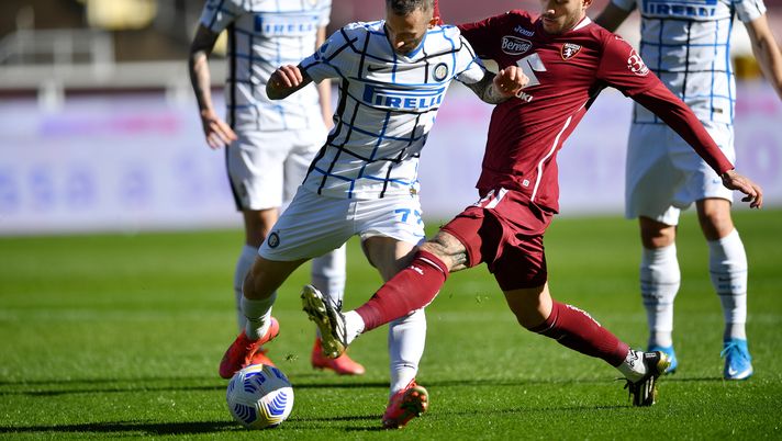 TURIN, ITALY - MARCH 14: Marcelo Brozovic of Internazionale is challenged by Antonio Sanabria of Torino FC during the Serie A match between Torino FC and FC Internazionale at Stadio Olimpico di Torino on March 14, 2021 in Turin, Italy. Sporting stadiums around Italy remain under strict restrictions due to the Coronavirus Pandemic as Government social distancing laws prohibit fans inside venues resulting in games being played behind closed doors. (Photo by Valerio Pennicino/Getty Images) TURIN, ITALY - MARCH 14: Marcelo Brozovic of Internazionale is challenged by Antonio Sanabria of Torino FC during the Serie A match between Torino FC and FC Internazionale at Stadio Olimpico di Torino on March 14, 2021 in Turin, Italy. Sporting stadiums around Italy remain under strict restrictions due to the Coronavirus Pandemic as Government social distancing laws prohibit fans inside venues resulting in games being played behind closed doors. (Photo by Valerio Pennicino/Getty Images)