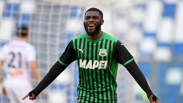 REGGIO NELL'EMILIA, ITALY - JANUARY 06: Jeremie Boga of Sassuolo celebrates after scoring their team's first goal during the Serie A match between US Sassuolo and Genoa CFC at Mapei Stadium - Città del Tricolore on January 06, 2021 in Reggio nell'Emilia, Italy. Sporting stadiums around Italy remain under strict restrictions due to the Coronavirus Pandemic as Government social distancing laws prohibit fans inside venues resulting in games being played behind closed doors. (Photo by Alessandro Sabattini/Getty Images) Sassuolo, la formazione senza Berardi: dalla difesa alle scelte in attacco - immagine 1