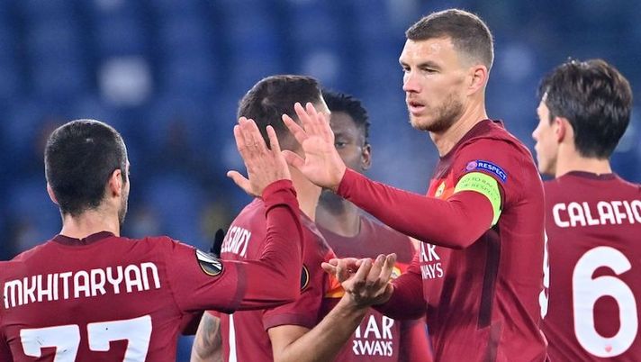 Roma's Bosnian forward Edin Dzeko (R) celebrates with Roma's Armenian midfielder Henrikh Mkhitaryan after scoring during the UEFA Europa League Group A football match AS Rome vs Young Boys on December 3, 2020 at the Olympic stadium in Rome. (Photo by Alberto PIZZOLI / AFP) (Photo by ALBERTO PIZZOLI/AFP via Getty Images) Svolta Dzeko con Mourinho, i segnali di Zaniolo e Mkhitaryan: Roma, confermato il 4-2-3-1 - immagine 1