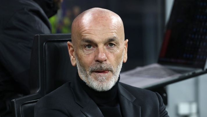 MILAN, ITALY - FEBRUARY 10: Stefano Pioli, head coach of AC Milan looks on during the Serie A match between AC MIlan and Torino FC at Stadio Giuseppe Meazza on February 10, 2023 in Milan, . (Photo by Marco Luzzani/Getty Images) Pioli: “Domani giocherà Maignan! Ibra, de Ketelaere, Leao e quando tornano Bennacer e Calabria” - immagine 1