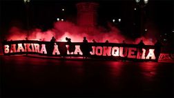 PSG-Barcellona, il “calcio d’inizio” degli ultrà: striscione anti-Shakira, la moglie di Piquè