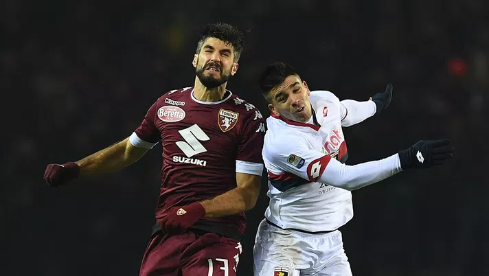 TURIN, ITALY - DECEMBER 22:  Luca Rossettini (L) of FC Torino goes up with Giovanni Simeone of Genoa CFC during the Serie A match between FC Torino and Genoa CFC at Stadio Olimpico di Torino on December 22, 2016 in Turin, Italy.  (Photo by Valerio Pennicino/Getty Images)