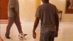 VIDEO / Seedorf dribbla suo figlio: “Giocavo in casa con papà pure io. Mamma però…”