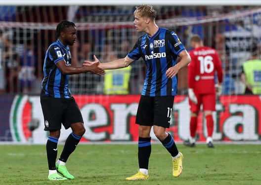 MONZA, ITALY - SEPTEMBER 05: Rasmus Hojlund of Atalanta BC celebrates with team mate Ademola Lookman after scoring their sides first goal during the Serie A match between AC Monza and Atalanta BC at Stadio Brianteo on September 05, 2022 in Monza, Italy. (Photo by Marco Luzzani/Getty Images) Consigli Fantacalcio, 5 attaccanti per la sesta giornata: Simeone vuole il bis in Serie A, riscatto Jovic- immagine 3