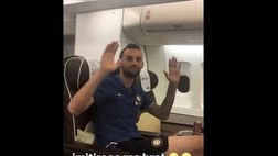 VIDEO / Jovetic-Brozovic, risate a bordo dell’aereo: “Mi imita”, dice l’attaccante. Ma…