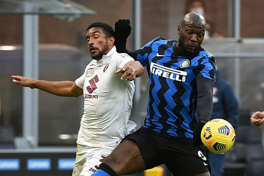 MILAN, ITALY - NOVEMBER 22: Romelu Lukaku of FC Internazionale competes for the ball with Soualiho Meite of Torino FC during the Serie A match between FC Internazionale and Torino FC at Stadio Giuseppe Meazza on November 22, 2020 in Milan, Italy. (Photo by Pier Marco Tacca - Inter/Inter via Getty Images) MILAN, ITALY - NOVEMBER 22: Romelu Lukaku of FC Internazionale competes for the ball with Soualiho Meite of Torino FC during the Serie A match between FC Internazionale and Torino FC at Stadio Giuseppe Meazza on November 22, 2020 in Milan, Italy. (Photo by Pier Marco Tacca - Inter/Inter via Getty Images)