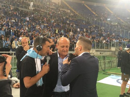 Delio Rossi sotto la Curva Nord Delio Rossi sotto la Curva Nord