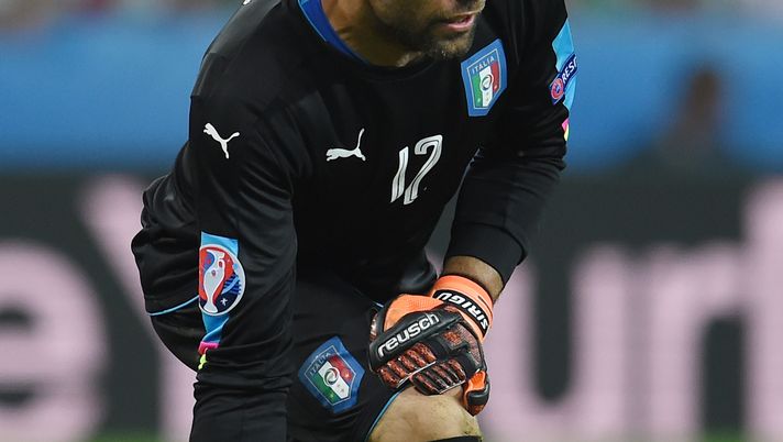 LILLE, FRANCE - JUNE 22:  Salvatore Sirigu of Italy in action during the UEFA EURO 2016 Group E match between Italy and Republic of Ireland at Stade Pierre-Mauroy on June 22, 2016 in Lille, France.  (Photo by Claudio Villa/Getty Images) 