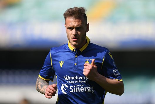 VERONA, ITALY - MAY 09: Federico Dimarco of Hellas Verona looks on during the Serie A match between Hellas Verona FC and Torino FC at Stadio Marcantonio Bentegodi on May 09, 2021 in Verona, Italy. Sporting stadiums around Italy remain under strict restrictions due to the Coronavirus Pandemic as Government social distancing laws prohibit fans inside venues resulting in games being played behind closed doors. (Photo by Alessandro Sabattini/Getty Images) Torino, mancano i gol degli esterni: devono tutti guadagnarsi la riconferma- immagine 2