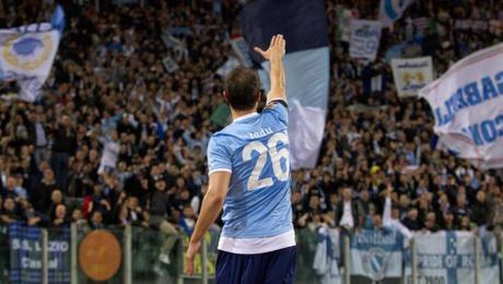 Radu saluta la Nord come Di Canio, ma la Lazio non ci sta “Nulla di apologetico del fascismo” Radu saluta la Nord come Di Canio, ma la Lazio non ci sta “Nulla di apologetico del fascismo” - immagine 1