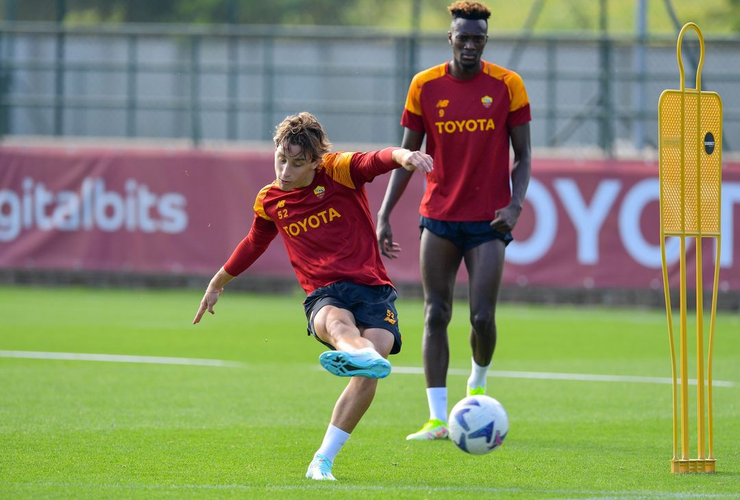 Trigoria, Dybala in gruppo prima della sfida con il Torino – FOTO GALLERY - immagine 20