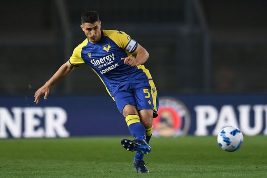 VERONA, ITALY - APRIL 04: Davide Faraoni of Hellas Verona in action during the Serie A match between Hellas and Genoa CFC at Stadio Marcantonio Bentegodi on April 04, 2022 in Verona, Italy. (Photo by Alessandro Sabattini/Getty Images) C’è vita oltre Odriozola? Tra occasioni di mercato e investimenti importanti- immagine 5