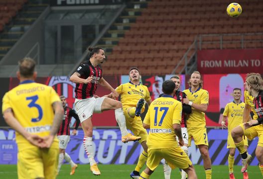 Milan-Verona 2-2, stagione 2020-2021. Ibrahimovic, di testa, pareggia i conti al 93' (getty images) Milan-Verona 2-2, stagione 2020-2021. Ibrahimovic, di testa, pareggia i conti al 93' (getty images)