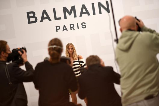 Quante critiche a Romeo Beckham paparazzato a Londra con la fidanzata: ecco perché - immagine 1