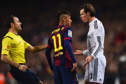 L'arbitro Mateu Lahoz in un Clasico (Photo by Alex Caparros/Getty Images) Real Madrid, Ancelotti non ha mai vinto un derby con Mateu Lahoz arbitro- immagine 2