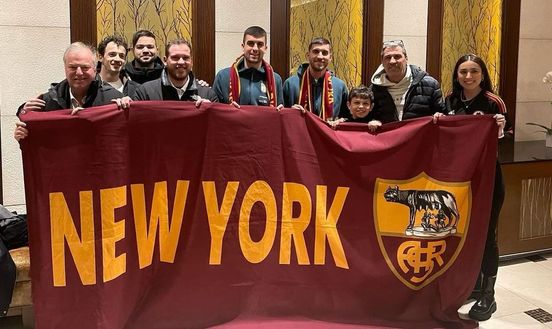 Pellegrini e Mancini insieme al Roma Club New York: la foto con sciarpe e striscione - immagine 1