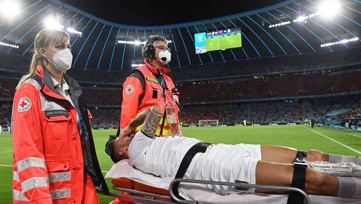 MUNICH, GERMANY - JULY 02: Leonardo Spinazzola of Italy leaves the pitch on a stretcher during the UEFA Euro 2020 Championship Quarter-final match between Belgium and Italy at Football Arena Munich on July 02, 2021 in Munich, Germany. (Photo by Christof Stache - Pool/Getty Images) 