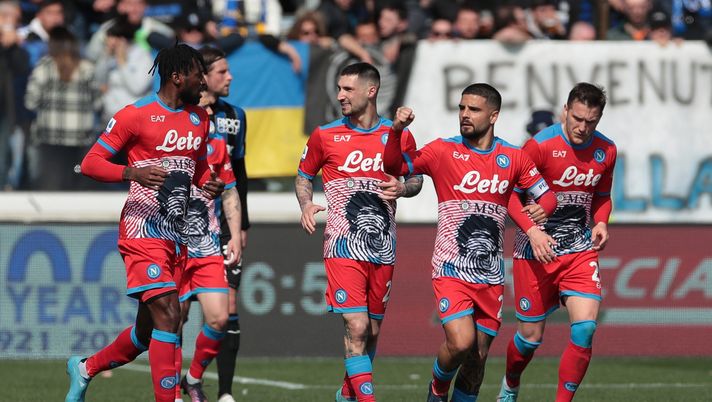 BERGAMO, ITALY - APRIL 03: Matteo Politano (C) of SSC Napoli celebrates his goal with his team-mates during the Serie A match between Atalanta BC and SSC Napoli at Gewiss Stadium on April 03, 2022 in Bergamo, Italy. (Photo by Emilio Andreoli/Getty Images) Qui Napoli: Osimhen e un ex viola lavorano a parte - immagine 1