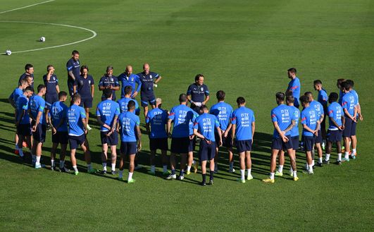 FLORENCE, ITALY - SEPTEMBER 20: Head coach Italy Roberto Mancini speaks to the team during a training session at Centro Tecnico Federale di Coverciano on September 20, 2022 in Florence, Italy. (Photo by Claudio Villa/Getty Images) Mancini avvisa: “Bisogna avere sempre voglia di Nazionale, non a mesi alterni”- immagine 2