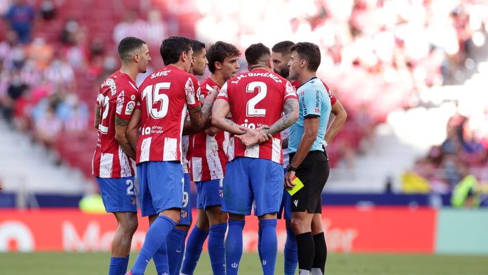 MADRID, SPAIN - SEPTEMBER 18: Joao Felix (4thL) of Atletico de Madrid protests with his teammates Jose Maria Gimenez (3dR), Yannick Carrasco (2ndR) Luis Suarez (3dL), Stefan Savic (2ndL) and Mario Hermoso (L) to refee Gil Manzano during the La Liga Santander match between Club Atletico de Madrid and Athletic Club at Estadio Wanda Metropolitano on September 18, 2021 in Madrid, Spain. (Photo by Gonzalo Arroyo Moreno/Getty Images) MADRID, SPAIN - SEPTEMBER 18: Joao Felix (4thL) of Atletico de Madrid protests with his teammates Jose Maria Gimenez (3dR), Yannick Carrasco (2ndR) Luis Suarez (3dL), Stefan Savic (2ndL) and Mario Hermoso (L) to refee Gil Manzano during the La Liga Santander match between Club Atletico de Madrid and Athletic Club at Estadio Wanda Metropolitano on September 18, 2021 in Madrid, Spain. (Photo by Gonzalo Arroyo Moreno/Getty Images)