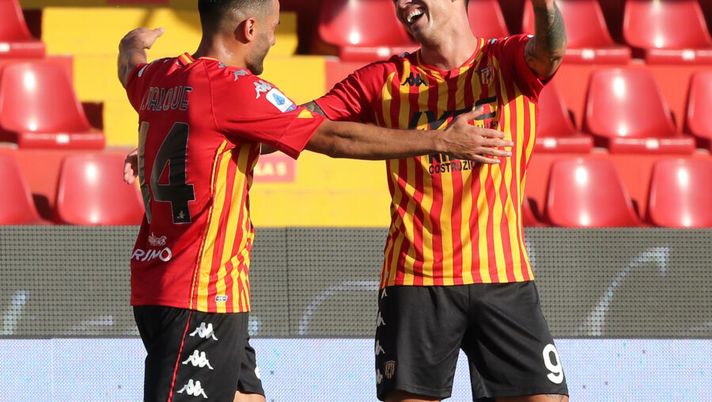 BENEVENTO, ITALY - OCTOBER 04: Iago Falque and Gianluca Lapadula of Benevento Calcio celebrate the 1-0 goal scored by Gianluca Lapadula during the Serie A match between Benevento Calcio and Bologna FC at Stadio Ciro Vigorito on October 04, 2020 in Benevento, Italy. (Photo by Francesco Pecoraro/Getty Images) Gaich fino all’ultimo, Iago come Viola: dubbi e novità del Benevento di Inzaghi - immagine 1