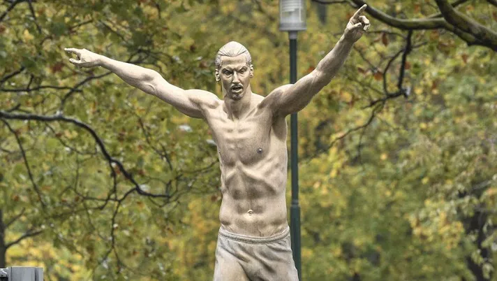 La statua di Zlatan Ibrahimovic a Malmö (credits: espn.com)
