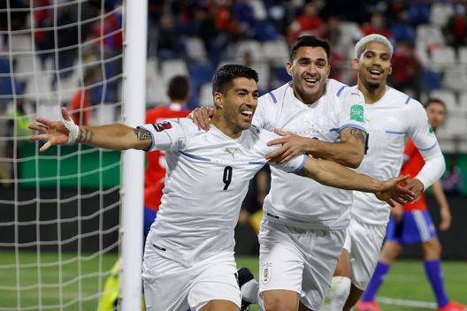 SANTIAGO, CHILE - MARCH 29: Luis Suarez of Uruguay celebrates after scoring the first goal of his team during the FIFA World Cup Qatar 2022 qualification match between Chile and Uruguay ay Estadio San Carlos de Apoquindo on March 29, 2022 in Santiago, Chile. (Photo by Alberto Valdez - Pool/Getty Images) Il Borussia corre ai ripari: Suarez per sostituire Haller - immagine 1