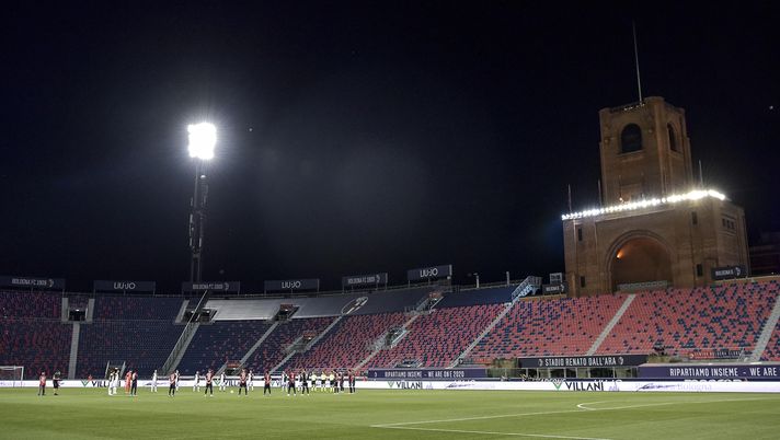 BOLOGNA, ITALY - JUNE 22: Players of both teams observe a minute of silence before the Serie A match between Bologna FC and  Juventus at Stadio Renato Dall'Ara on June 22, 2020 in Bologna, Italy. (Photo by Daniele Badolato - Juventus FC/Juventus FC via Getty Images) 