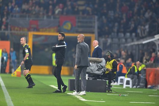 CREMONA, ITALY - NOVEMBER 08: Head coach of AC Milan Stefano Pioli reacts during the Serie A match between US Cremonese and AC Milan at Stadio Giovanni Zini on November 08, 2022 in Cremona, Italy. (Photo by Claudio Villa/AC Milan via Getty Images) Pioli: “Napoli lontano. Fiorentina un’occasione per tornare a vincere”- immagine 2