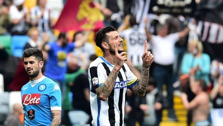Udinese's forward from France Cyril Thereau celebrates after scoring a goal during the Italian Serie A football match Udinese vs Napoli at Friuli Stadium in Udine on April 3, 2016. / AFP / GIUSEPPE CACACE (Photo credit should read GIUSEPPE CACACE/AFP/Getty Images) Thereau scatenato: “Voglio il record di gol, con Delneri volo”. E il nuovo attacco… - immagine 1
