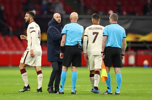AMSTERDAM, NETHERLANDS - APRIL 08: Erik Ten Hag, Head Coach of Ajax interacts with Referee Sergei Karasev after the UEFA Europa League Quarter Final First Leg match between Ajax and AS Roma at Johan Cruijff Arena on April 08, 2021 in Amsterdam, Netherlands. Sporting stadiums around Europe remain under strict restrictions due to the Coronavirus Pandemic as Government social distancing laws prohibit fans inside venues resulting in games being played behind closed doors. (Photo by Dean Mouhtaropoulos/Getty Images) Ten Hag “mollato” da Rutten: meglio il PSV e un ex United che il Manchester United… - immagine 1