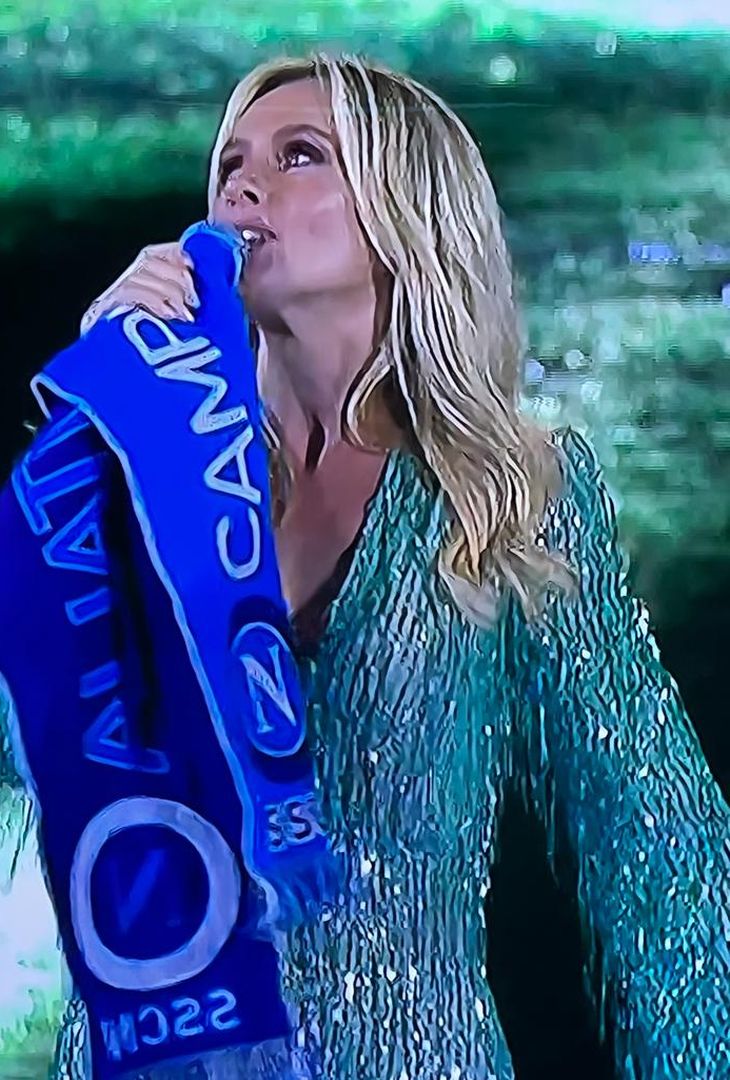 GALLERY Serena Autieri incanta il Maradona con una bellissima ode in onore di Napoli - immagine 2