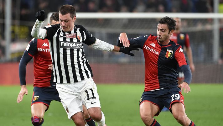 GENOA, ITALY - DECEMBER 03: Nikola Ninkovic of Ascoli Calcio defends the ball from Francesco Cassata of Genoa CFC during the Coppa Italia match between Genoa CFC and Ascoli Calcio at Luigi Ferraris Stadium on December 3, 2019 in Genoa, Italy. (Photo by Paolo Rattini/Getty Images) 