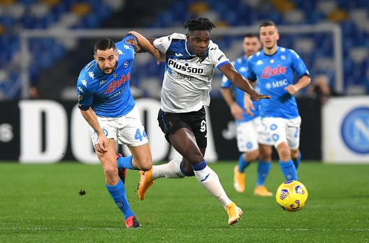  NAPLES, ITALY - FEBRUARY 03: Duvan Zapata of Atalanta B.C. battles for possession with Konstantinos Manolas of SSC Napoli during the Coppa Italia match between SSC Napoli and Atalanta BC at Stadio Diego Armando Maradona on February 03, 2021 in Naples, Italy. Sporting stadiums around Italy remain under strict restrictions due to the Coronavirus Pandemic as Government social distancing laws prohibit fans inside venues resulting in games being played behind closed doors. (Photo by Francesco Pecoraro/Getty Images) 