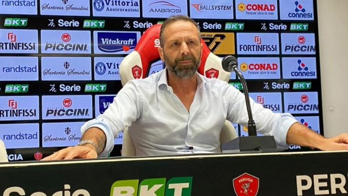 Santopadre durante una conferenza stampa 