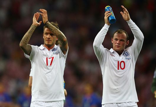 LONDON, ENGLAND - SEPTEMBER 09: David Beckham (L) and Wayne Rooney of England applaud the fans at the end of the FIFA 2010 World Cup Group 6 Qualifying match between England and Croatia at Wembley Stadium on September 9, 2009 in London, England. (Photo by Clive Brunskill/Getty Images) MLS… United: Rooney può far esonerare Neville da David Beckham - immagine 1