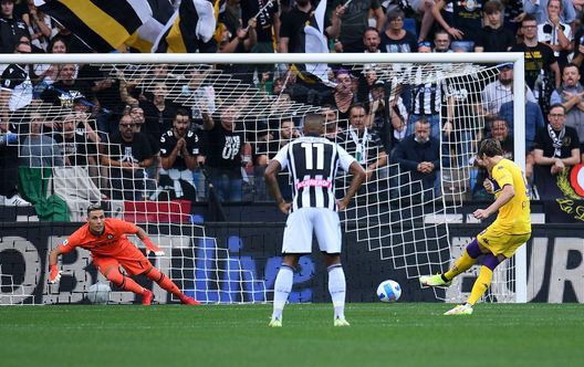 UDINE, ITALY - SEPTEMBER 26: Dusan Vlahovic of ACF Fiorentina scores the opening goal during the Serie A match between Udinese Calcio and ACF Fiorentina at Dacia Arena on September 26, 2021 in Udine, Italy. (Photo by Alessandro Sabattini/Getty Images) UDINE, ITALY - SEPTEMBER 26: Dusan Vlahovic of ACF Fiorentina scores the opening goal during the Serie A match between Udinese Calcio and ACF Fiorentina at Dacia Arena on September 26, 2021 in Udine, Italy. (Photo by Alessandro Sabattini/Getty Images)