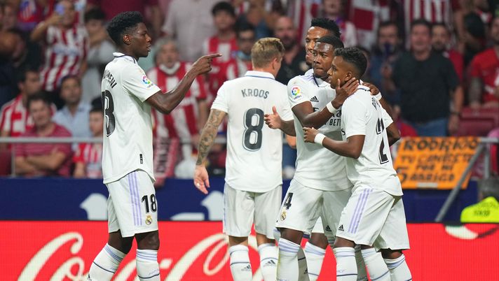 MADRID, SPAIN - SEPTEMBER 18: Rodrygo of Real Madrid celebrates with teammates after scoring their team's first goal during the LaLiga Santander match between Atletico de Madrid and Real Madrid CF at Civitas Metropolitano Stadium on September 18, 2022 in Madrid, Spain. (Photo by Angel Martinez/Getty Images) Madrid, offese a Vinicius ma il Real risponde sul campo e gode nel derby - immagine 1