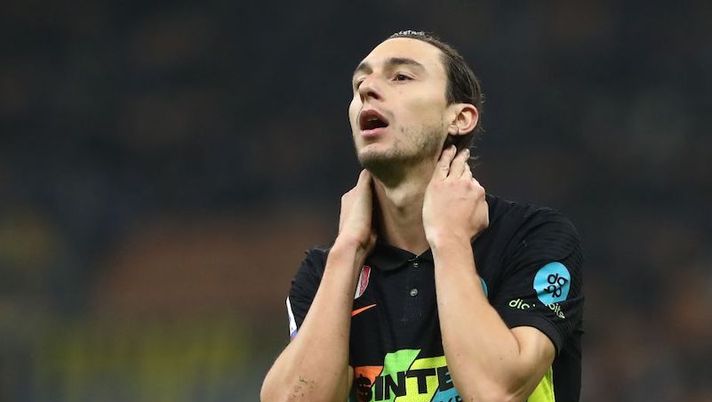 MILAN, ITALY - NOVEMBER 21: Matteo Darmian of FC Internazionale reacts during the Serie A match between FC Internazionale and SSC Napoli at Stadio Giuseppe Meazza on November 21, 2021 in Milan, Italy. (Photo by Marco Luzzani/Getty Images) Inter, le ultime sulla formazione: de Vrij se la gioca, Darmian sfida Dumfries - immagine 1