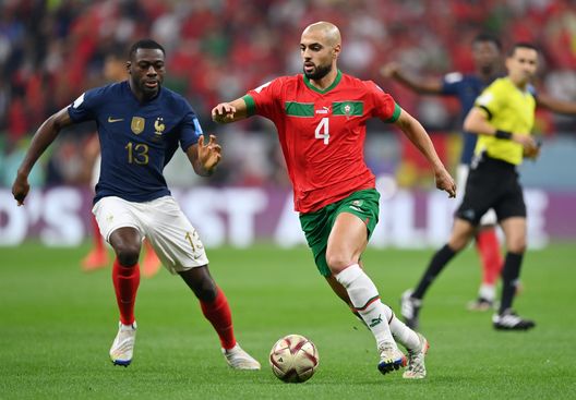 AL KHOR, QATAR - DECEMBER 14: Sofyan Amrabat of Morocco controls the ball against Youssouf Fofana of France during the FIFA World Cup Qatar 2022 semi final match between France and Morocco at Al Bayt Stadium on December 14, 2022 in Al Khor, Qatar. (Photo by Dan Mullan/Getty Images) Il Marocco cambia e Amrabat si blocca. La sufficienza c’è quasi sempre- immagine 2