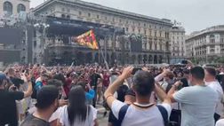 Dall’estero, complimenti Milano: milanisti e interisti in piazza Duomo, convivenza perfetta