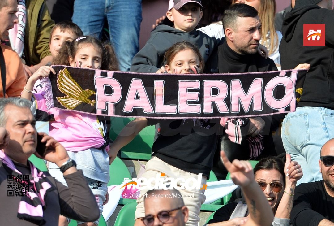 FOTOTIFO Palermo-Como 3-0, gli scatti ai tifosi al “Renzo Barbera” (GALLERY) - immagine 140