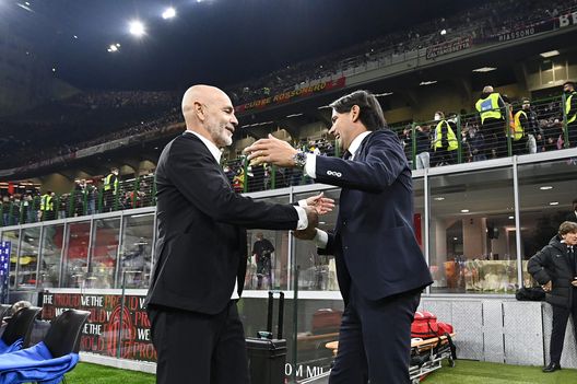 MILAN, ITALY - NOVEMBER 07: Simone Inzaghi, Head Coach of FC Internazionale and Stefano Pioli, Head Coach of AC Milan, before the Serie A match between AC Milan and FC Internazionale at Stadio Giuseppe Meazza on November 07, 2021 in Milan, Italy. (Photo by Mattia Ozbot - Inter/Inter via Getty Images ) Pioli: “Al derby ho corso come Mazzone e ne valeva la pena, era decisivo”- immagine 2