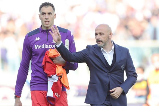 FLORENCE, ITALY - APRIL 27: Vincenzo Italiano manager of ACF Fiorentina gestures during the Serie A match between ACF Fiorentina and Udinese Calcio at Stadio Artemio Franchi on April 27, 2022 in Florence, Italy. (Photo by Gabriele Maltinti/Getty Images)