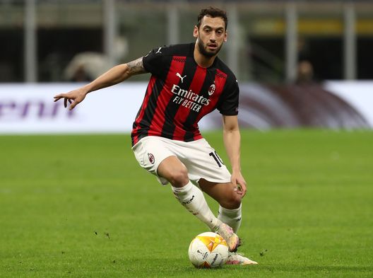  MILAN, ITALY - MARCH 18: Hakan Calhanoglu of AC Milan in action during the UEFA Europa League Round of 16 Second Leg match between AC Milan and Manchester United at San Siro on March 18, 2021 in Milan, Italy. Sporting stadiums around Europe remain under strict restrictions due to the Coronavirus Pandemic as Government social distancing laws prohibit fans inside venues resulting in games being played behind closed doors. (Photo by Marco Luzzani/Getty Images) 