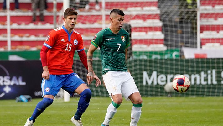 LA PAZ, BOLIVIA - FEBRUARY 01: Juan Carlos Arce of Bolivia controls the ball against Benjamín Kuscevic of Chile during a match between Bolivia and Chile as part of FIFA World Cup Qatar 2022 Qualifiers at Hernando Siles Stadium on February 01, 2022 in La Paz, Bolivia. (Photo by Javier Mamani/Getty Images) MERCATO GENOVESE