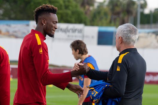 ALBUFEIRA, PORTUGAL - DECEMBER 18: AS Roma coach Josè Mourinho and Tammy Abraham during a training session at Estadio Municipal de Albufeira on December 18, 2022 in Albufeira, Portugal. (Photo by Fabio Rossi/AS Roma via Getty Images) Abraham nel pre: “Oggi vogliamo vincere, a Milano rete importante per me”- immagine 2