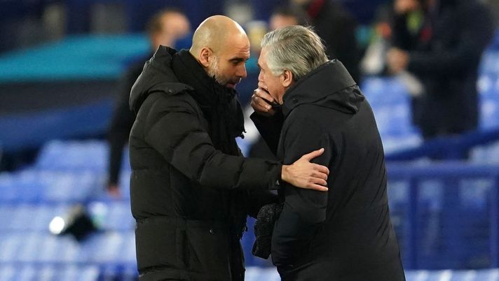 LIVERPOOL, ENGLAND - FEBRUARY 17: Pep Guardiola, Manager of Manchester City interacts with Carlo Ancelotti, Manager of Everton prior to the Premier League match between Everton and Manchester City at Goodison Park on February 17, 2021 in Liverpool, England. Sporting stadiums around the UK remain under strict restrictions due to the Coronavirus Pandemic as Government social distancing laws prohibit fans inside venues resulting in games being played behind closed doors. (Photo by Jon Super - Pool/Getty Images) Javi Martinez: “Pep perfezionista, ma dà troppe informazioni. Ancelotti sa quando parlare e quando tacere…” - immagine 1